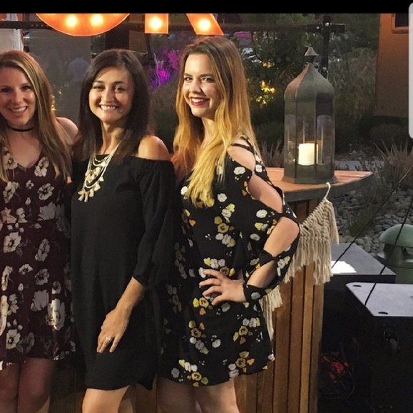 Zara Dresses & Skirts - Zara coutout sleeve dress.